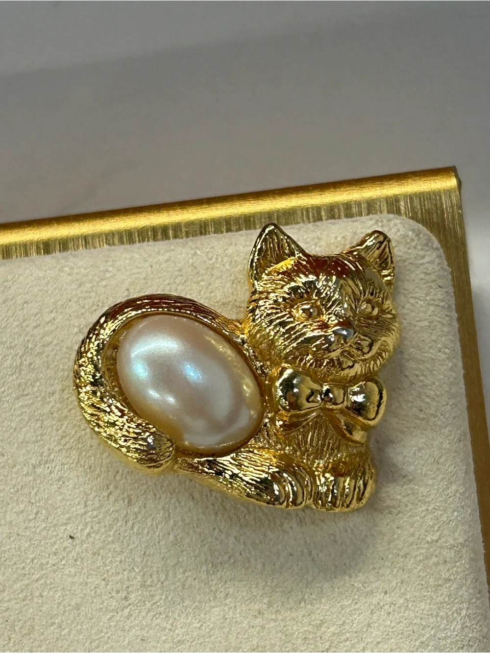 Vintage Avon gold tone kitty brooch with faux pearl tum tum